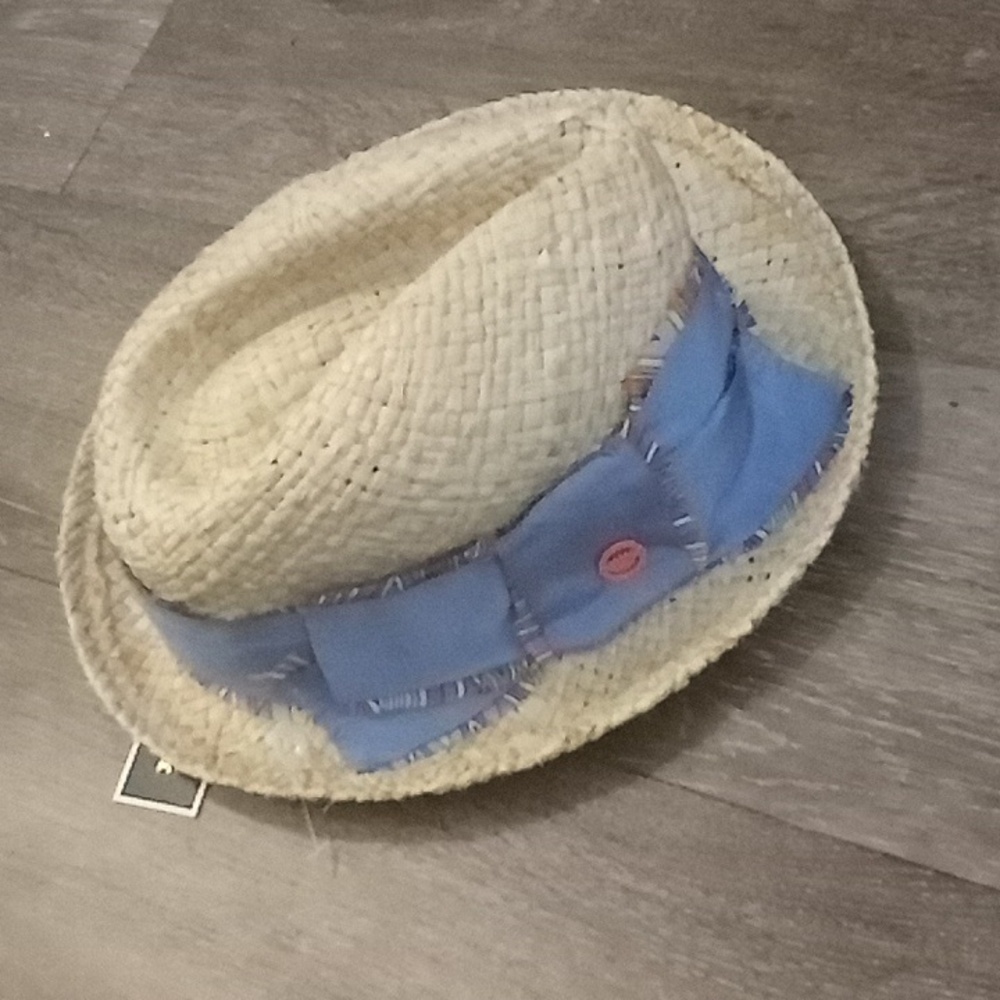 🌁 NWT: JUICY COUTURE, "2012", 100% RAFFIA, CROPPED FEDORA HAT W/ EXAGGERATE.